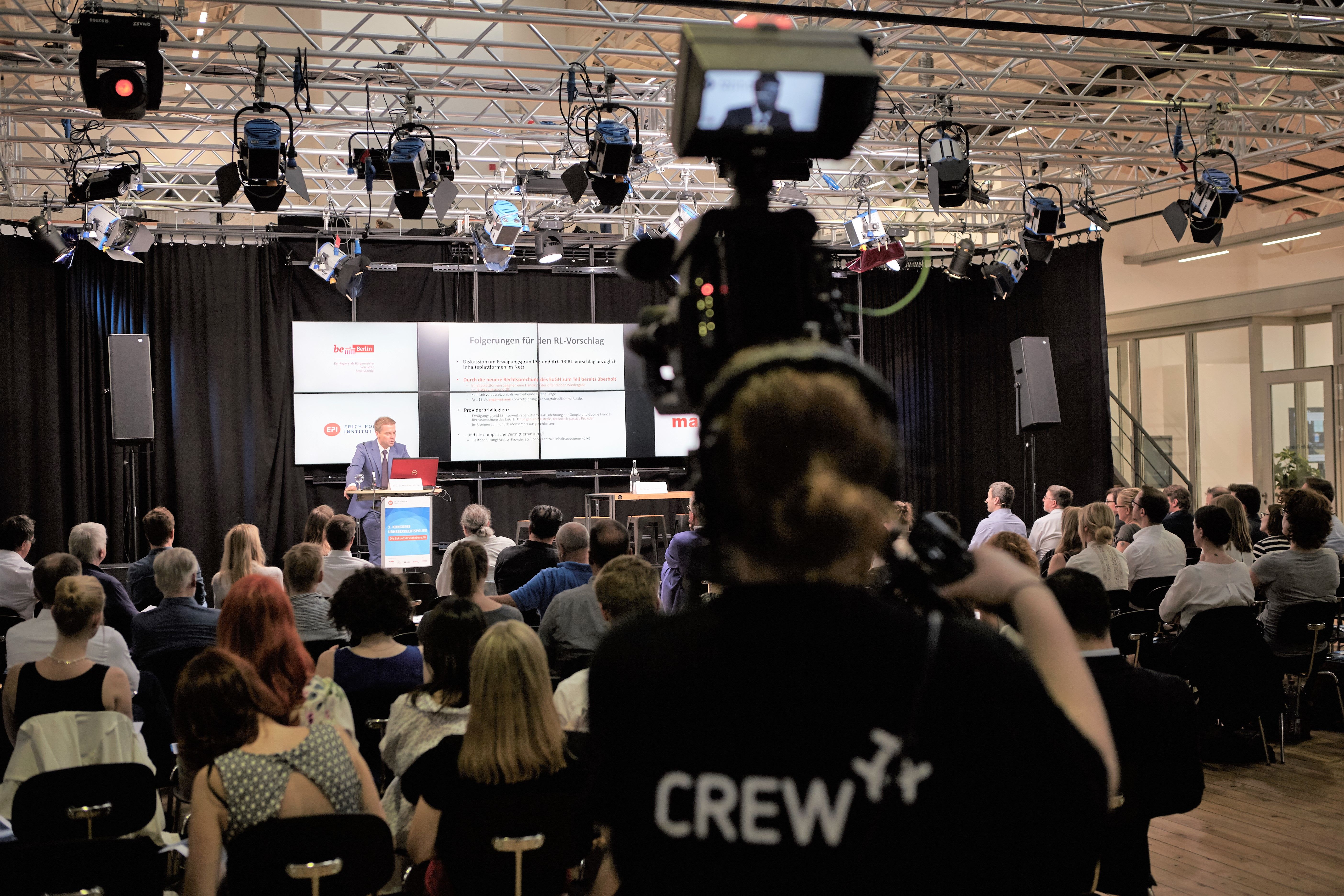 Ihr habt Fragen zum Erich Pommer Institut? Ihr benötigt ein Statement oder ein Interview? Ihr seid auf der Suche nach Hintergrundinformationen oder Bildmaterial? Sprecht uns an, wir sind gerne für Euch da!